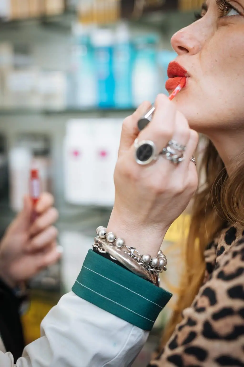 Dermocosmesi: applicazione di un rossetto