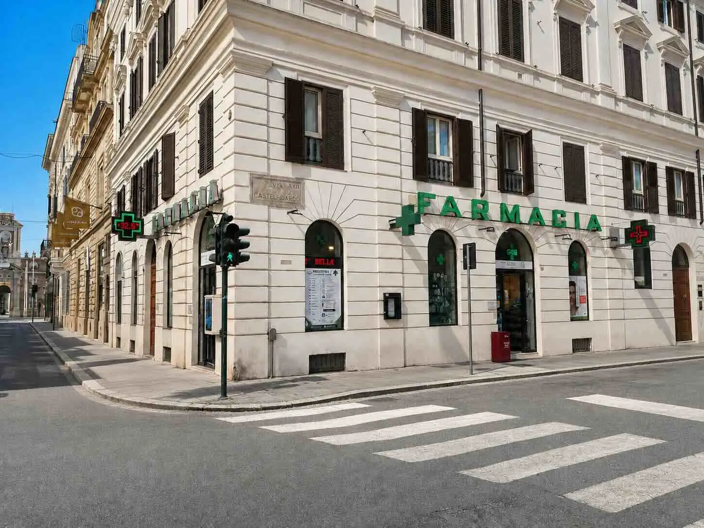 L’angolo del palazzo che ospita la Farmacia Altesi, con l’attraversamento pedonale