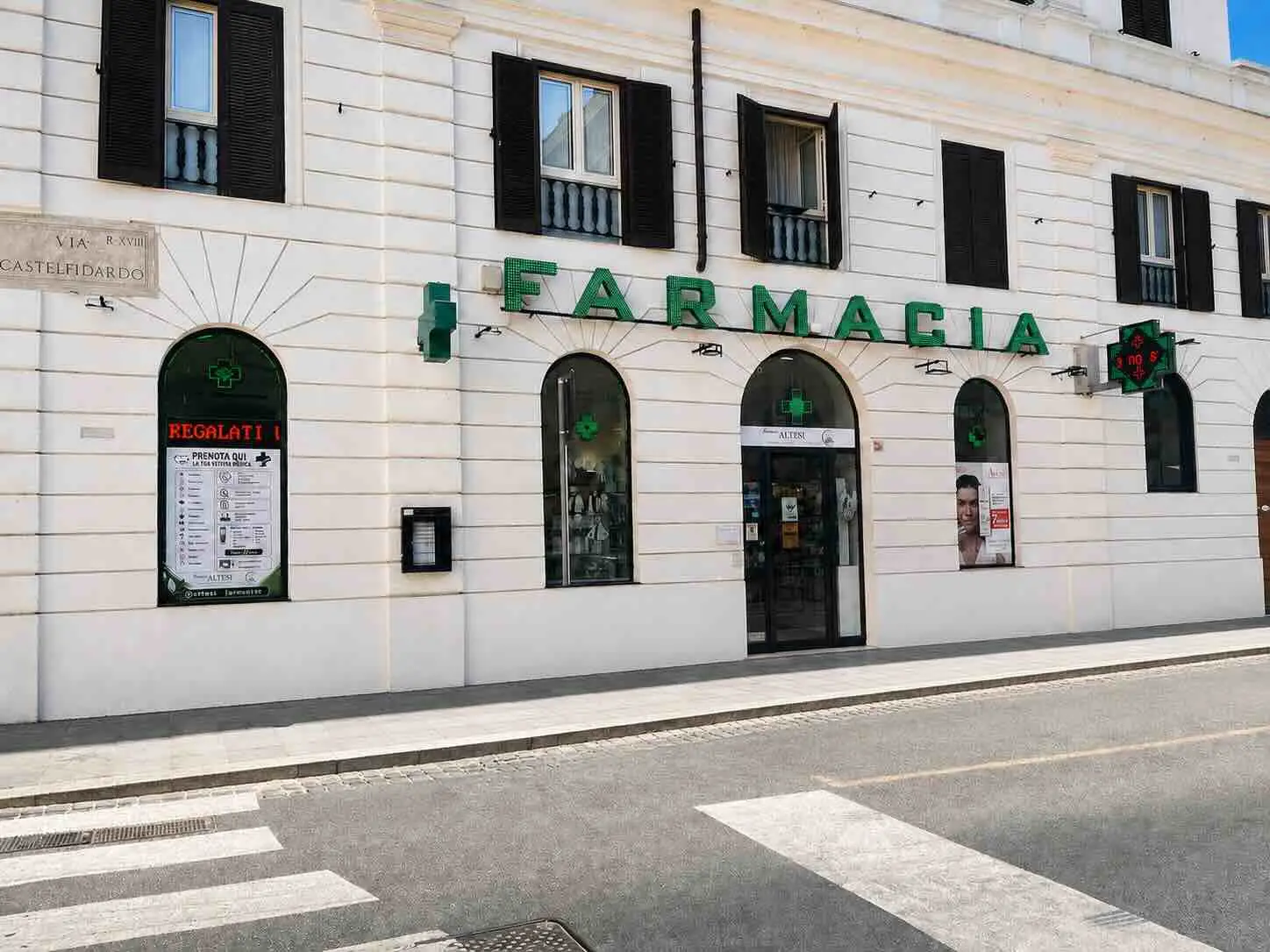 La facciata della Farmacia Altesi, con l’insegna e l’ingresso su strada