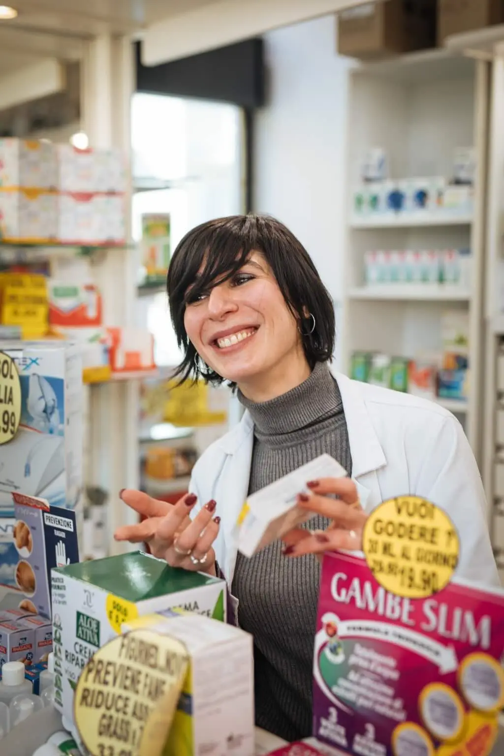Una farmacista della Farmacia Altesi al banco