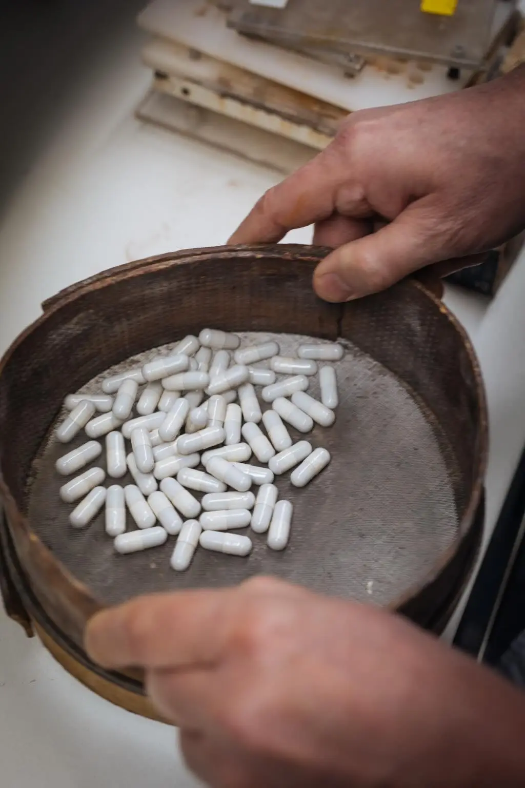 Capsule preparate a mano nel laboratorio galenico della farmacia