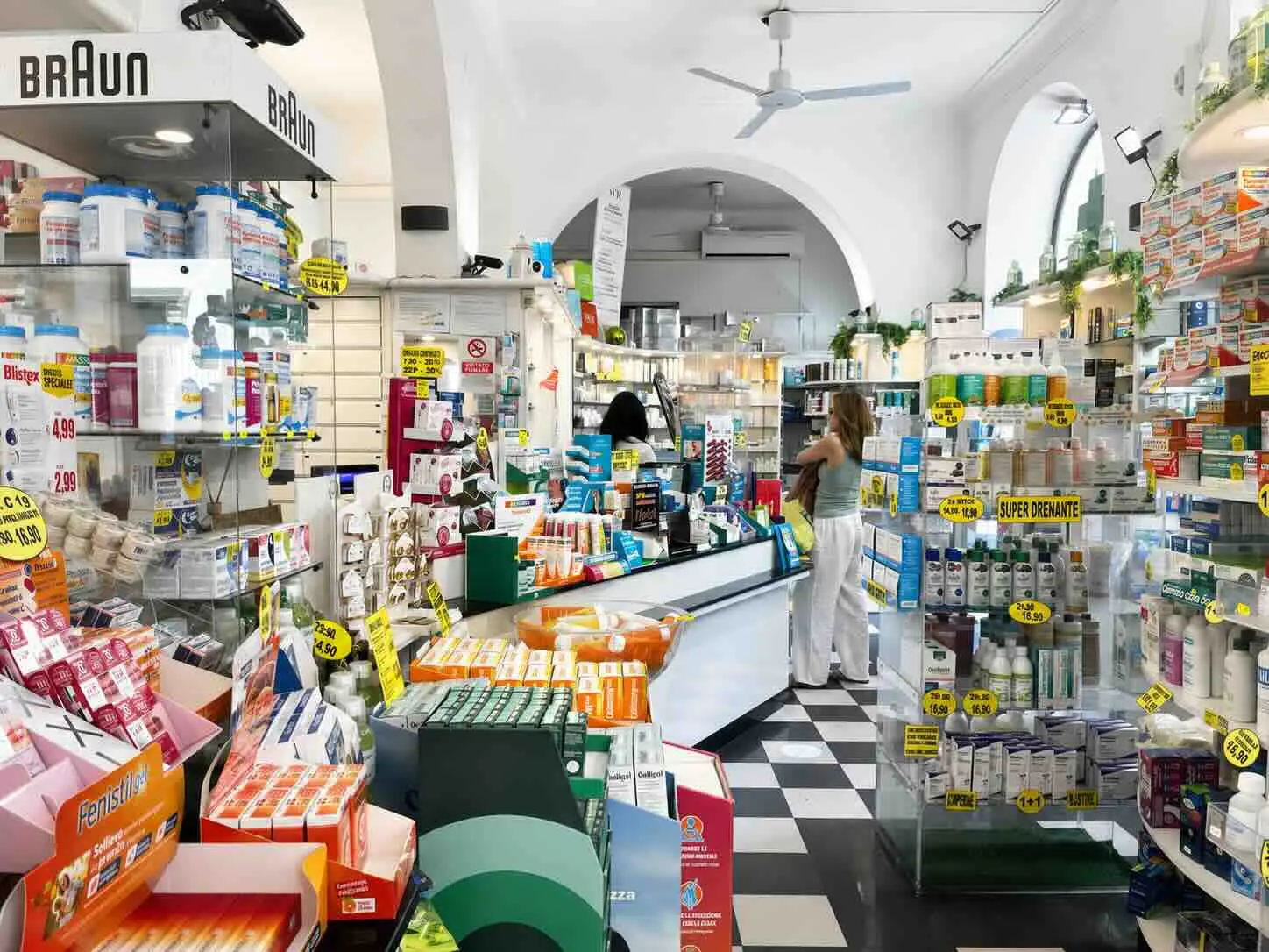 L’interno della Farmacia Altesi, con il banco e i reparti