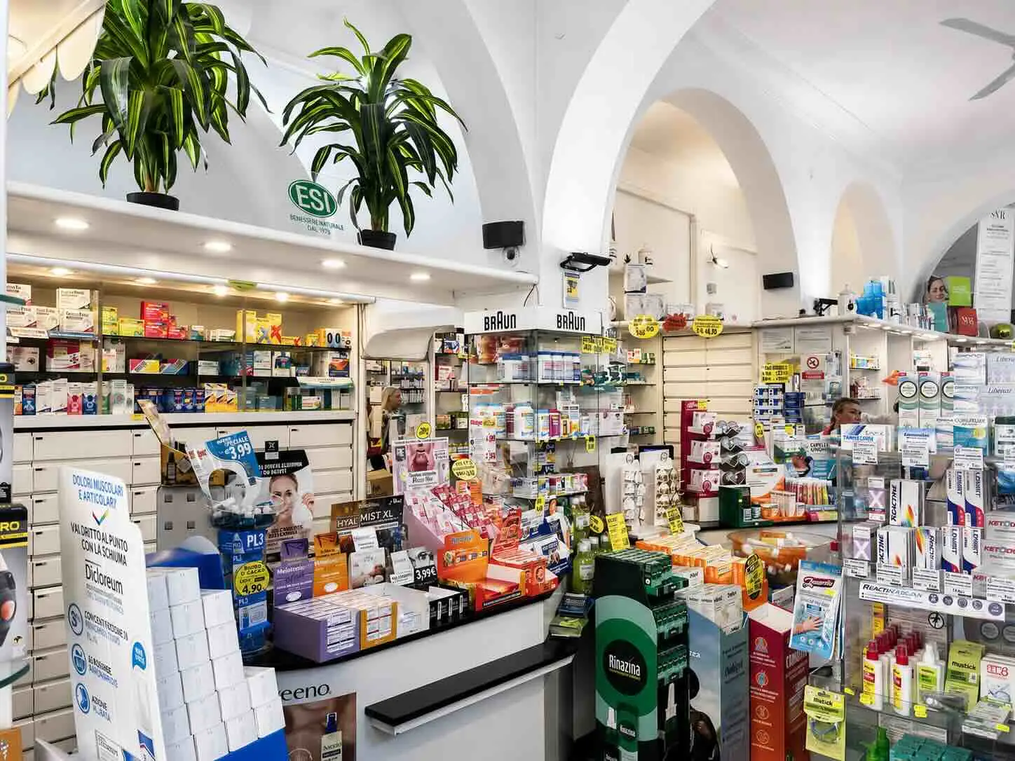 L’interno della Farmacia Altesi, dove si tengono le iniziative